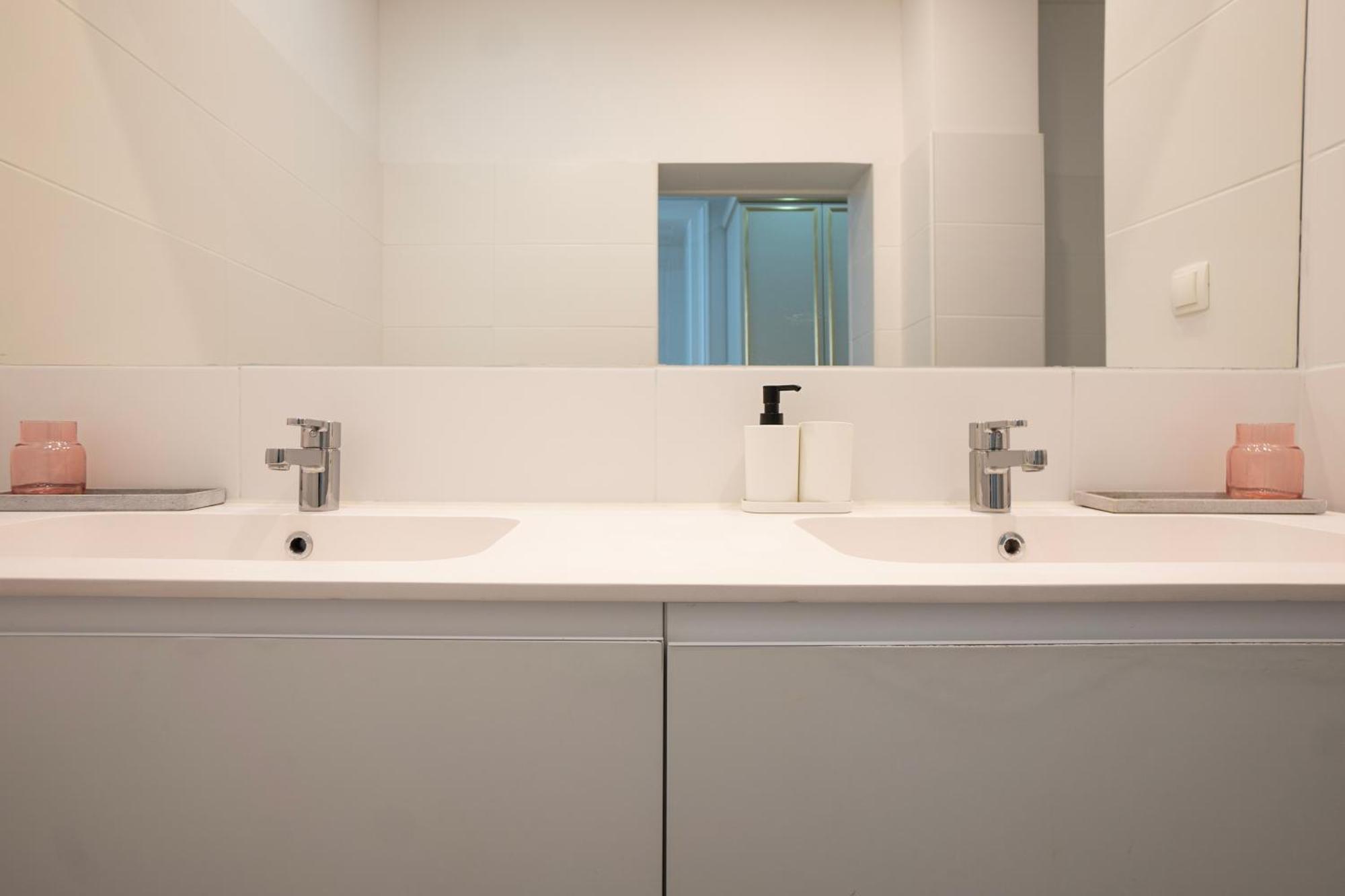Charming 2-Room Apartment With Balcony, 15 Min To Center Wien Ngoại thất bức ảnh